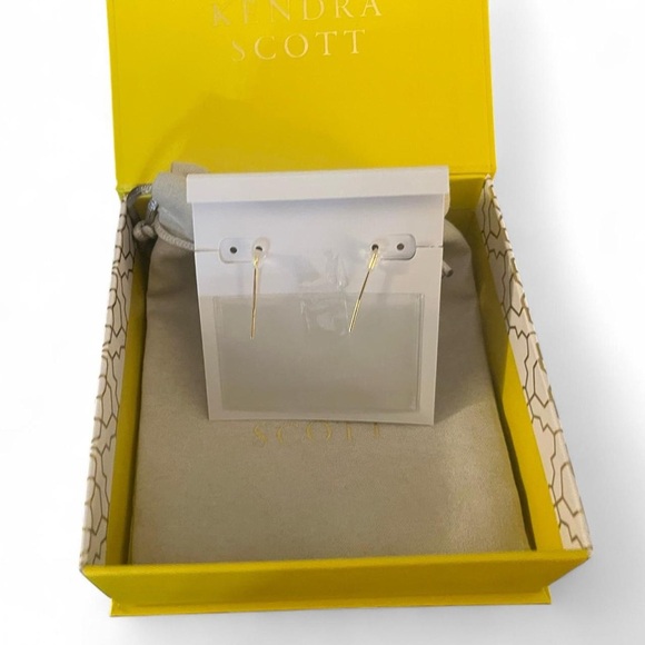 Kendra Scott Emerald Heart Earrings - Picture 3 of 3